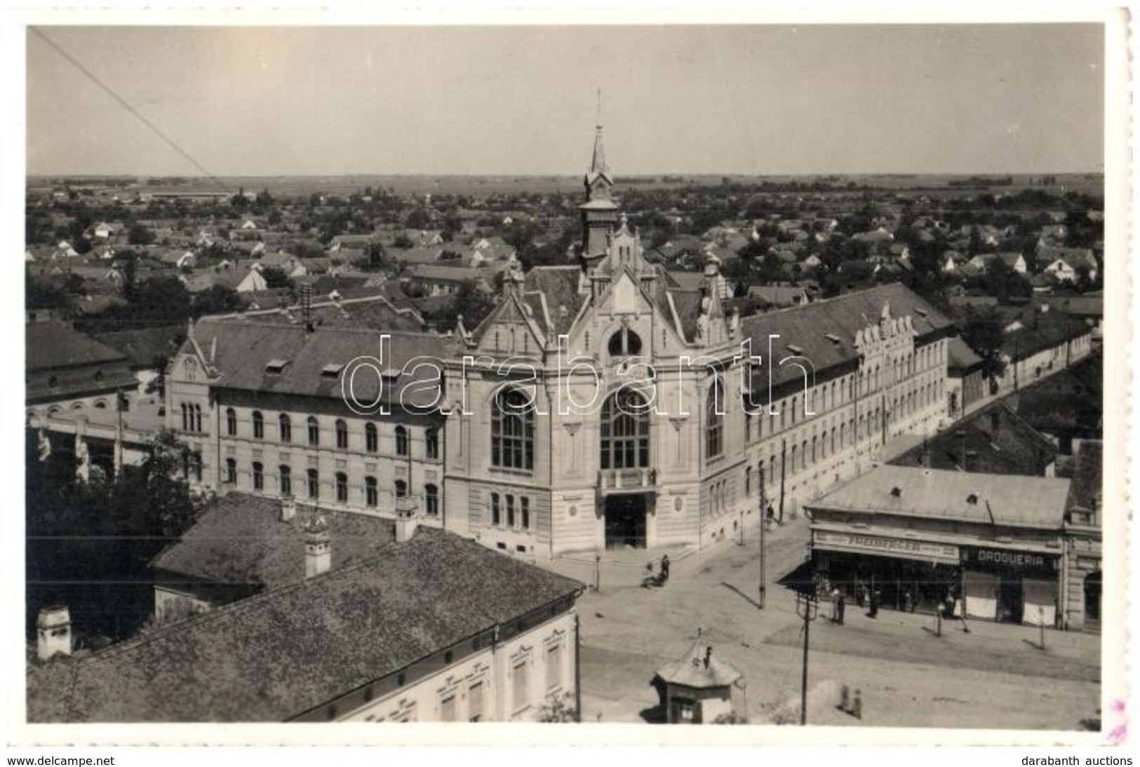 T2 1940 Nagyszalonta, Salonta; Városháza, Freiberger Ármin üzlete, Drogéria (gyógyszertár) / Town Hall, Shops, Pharmacy. - Zonder Classificatie