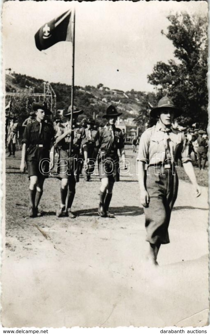 * T2/T3 1933 Zászlóval Vonuló Cserkészek A Gödöllői Jamboreen (?) / Hungarian Boy Scouts Marching With Flag. Photo (EK) - Zonder Classificatie