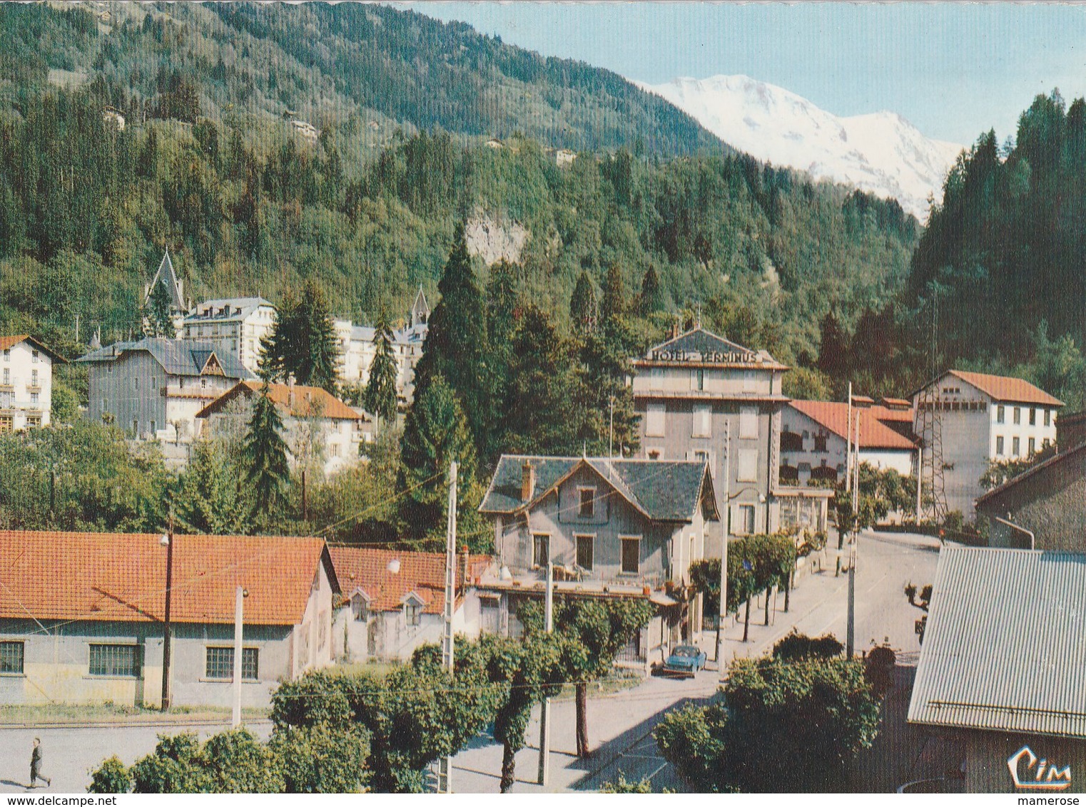 LE FAYET (74). Avenue De La Gare. Au Fond, Le Dôme De Miage. Voiture - Autres & Non Classés