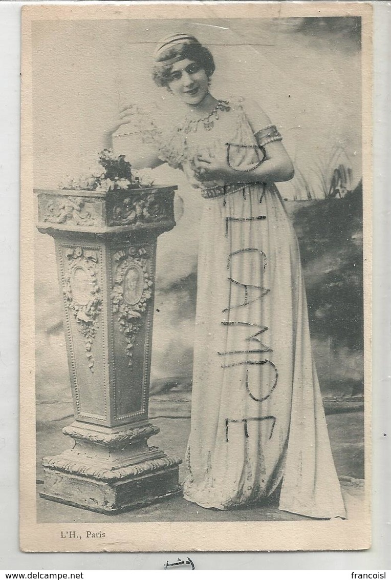 Jeune Femme Antique Appuyée Contre Une Colonne. - Expositions