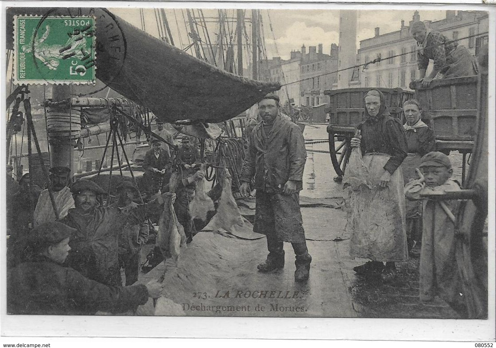 17 LA-ROCHELLE . Déchargement De Morues , Quai Très Animé , édit :  , écrite En 1911 , état SUP - La Rochelle