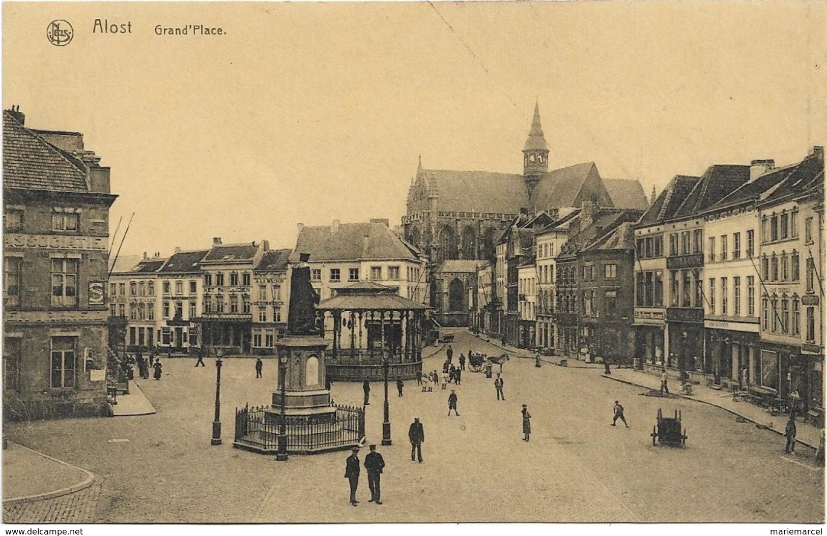 BELGIQUE - ALOST - GRAND'PLACE - Monument-Kiosque-A La Maison De Commerce-Quelques Personnes-Calèche-Brouettes - Aalst