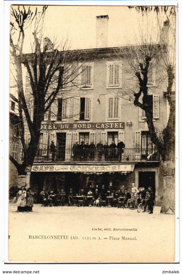 BARCELONNETTE - LA PLACE MANUEL - LA TERRASSE DU CAFE DU COMMERCE - BONNE ANIMATION - Barcelonnette