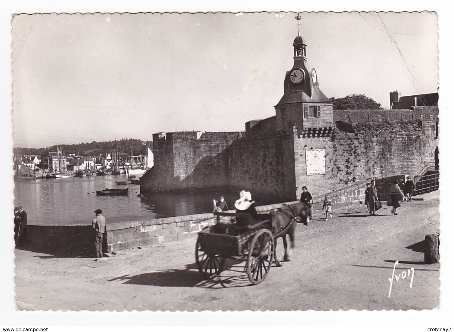 29 Concarneau N°5675 Remparts Ville Close En 1960 VOIR ZOOM Attelage Cheval Avec Cornette - Concarneau