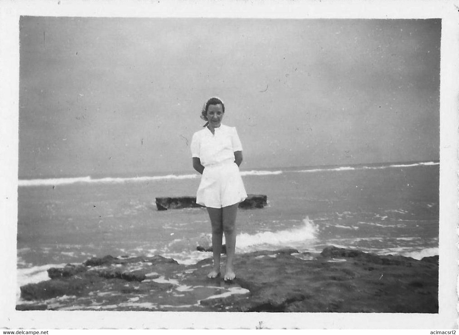 X1335 - PIN UP WOMAN FEMME - Girl By The Sea - Vtg. Photo Snapshot 8x6cm 1940' - Pin-Ups