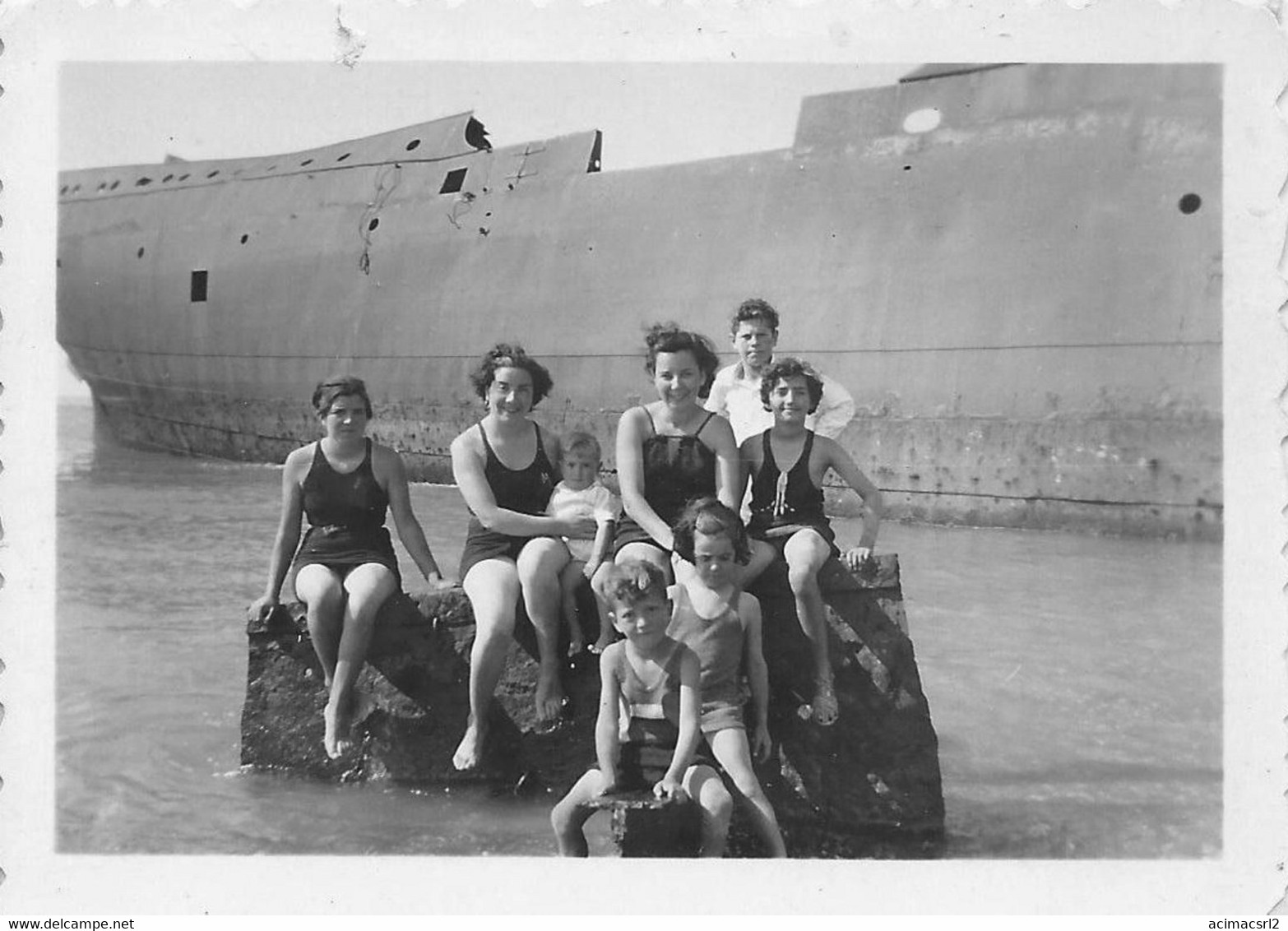 X1339 - PIN UP WOMEN FEMMES And Girls Filles Boy In Swimsuit Sat Together At The Ship Aground - Photo Snapshot 8x6 1940' - Pin-Ups