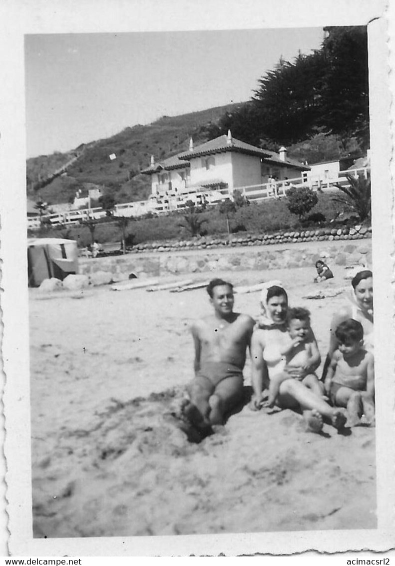 X1342 - MAN, WOMEN And Children In Swimsuit Sat Together By Beach - Photo Snapshot 8x6cm 1940' - Pin-Ups