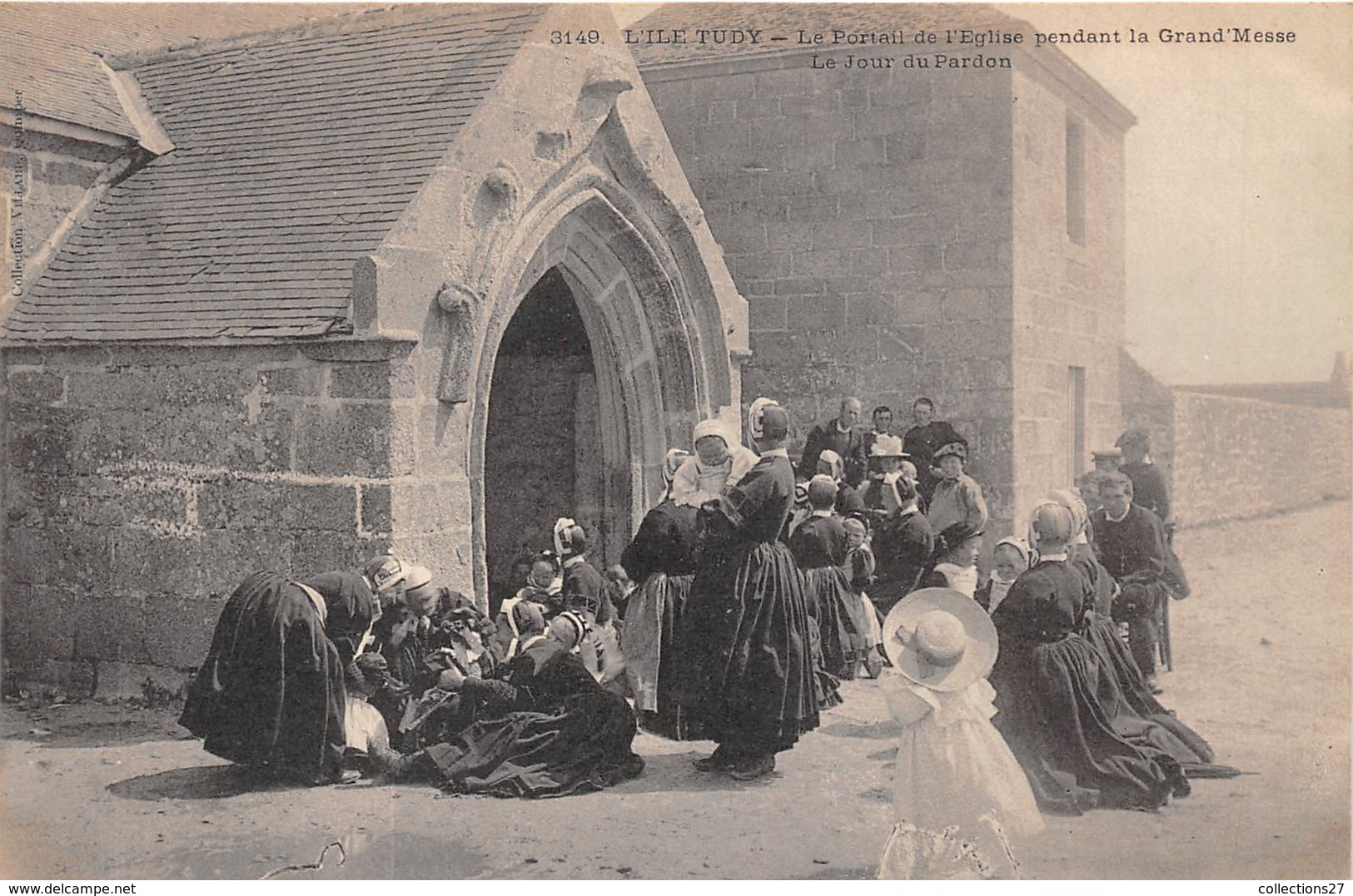 29-L'ILE-TUDY- LE PORTAIL DE L'EGLISE PENDANT LA GRAND'MESSE LE JOUR DU PARDON - Ile Tudy