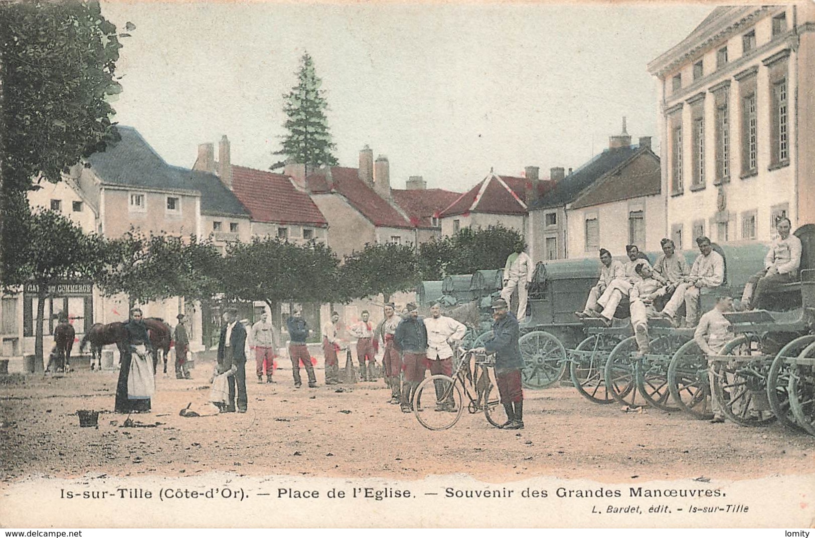 21 Is Sur Tille Place De L' Eglise Souvenir Des Grandes Manoeuvres Cpa Carte Animée Colorisée Soldats Militaires - Is Sur Tille