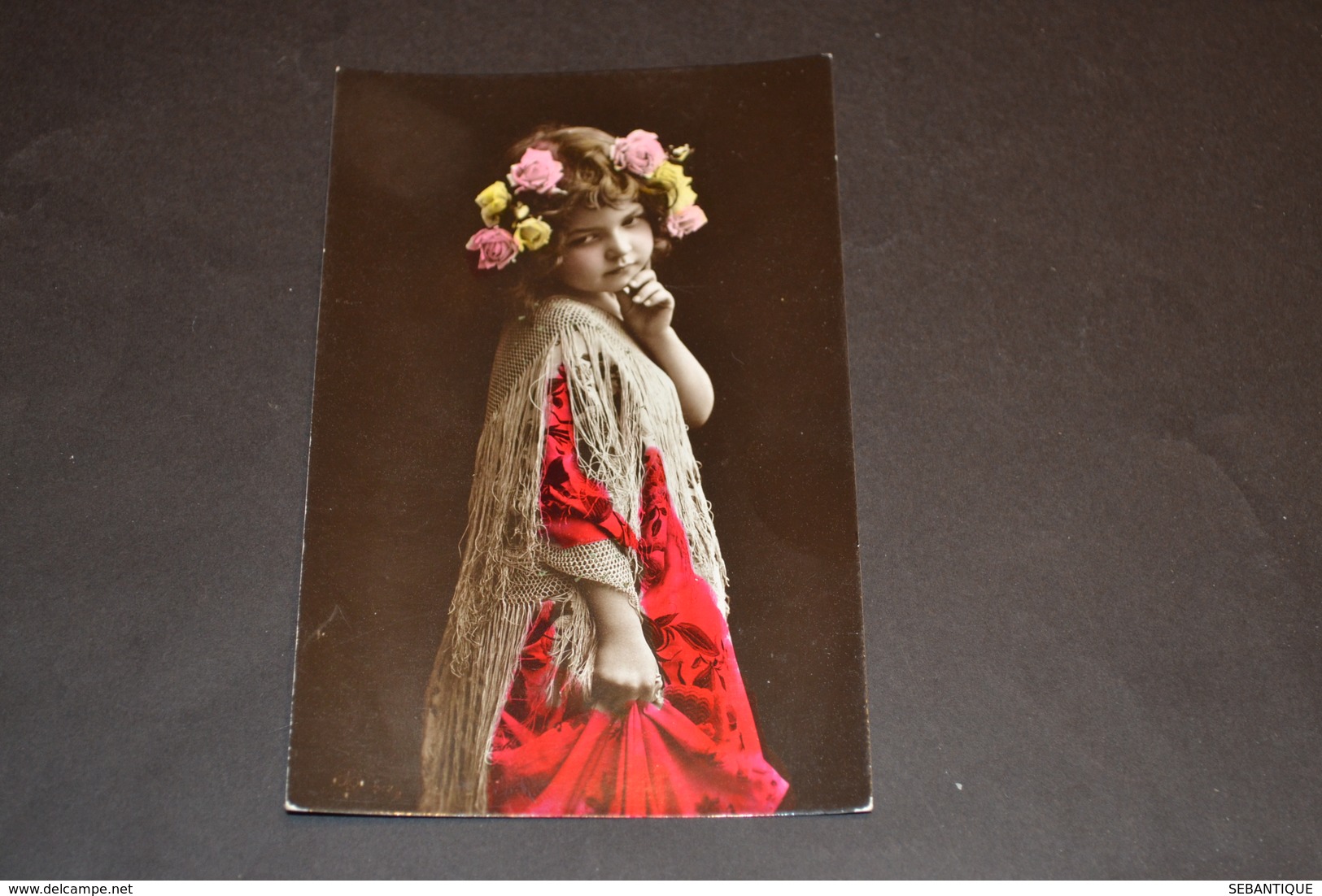 Carte Postale 1910 Portrait Fillette Colorisée Robe Rouge Couronne De Fleurs - Portraits