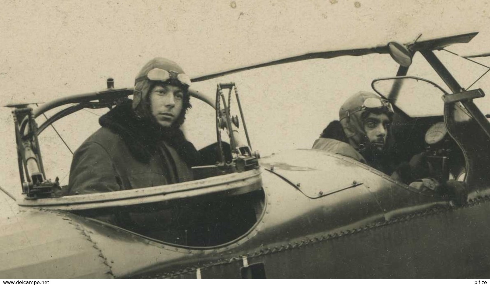 (Aviation) Deux Aviateurs Dans Un Avion à Déterminer . - Aviation