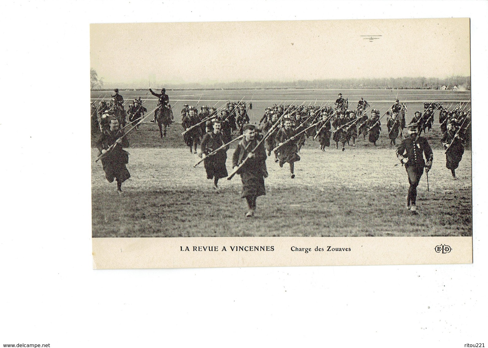 Cpa Militaria - LA REVUE à VINCENNES - Charge Des ZOUAVES - Avion Dans Le Ciel Montage Soldats Cheval - Eld - Manoeuvres