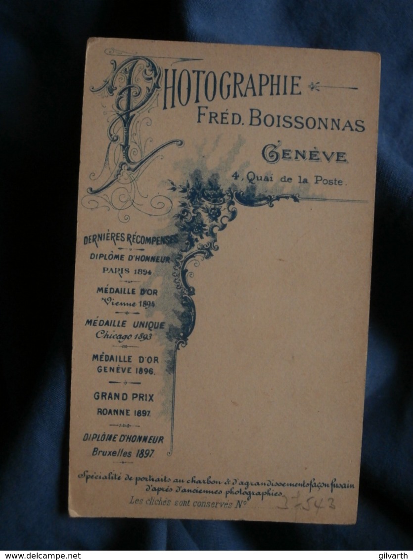 Photo CDV Fred Boissonnas à Genève - Bébé Blond Tenant Un Collier, Circa 1895-1900 L432D - Anciennes (Av. 1900)