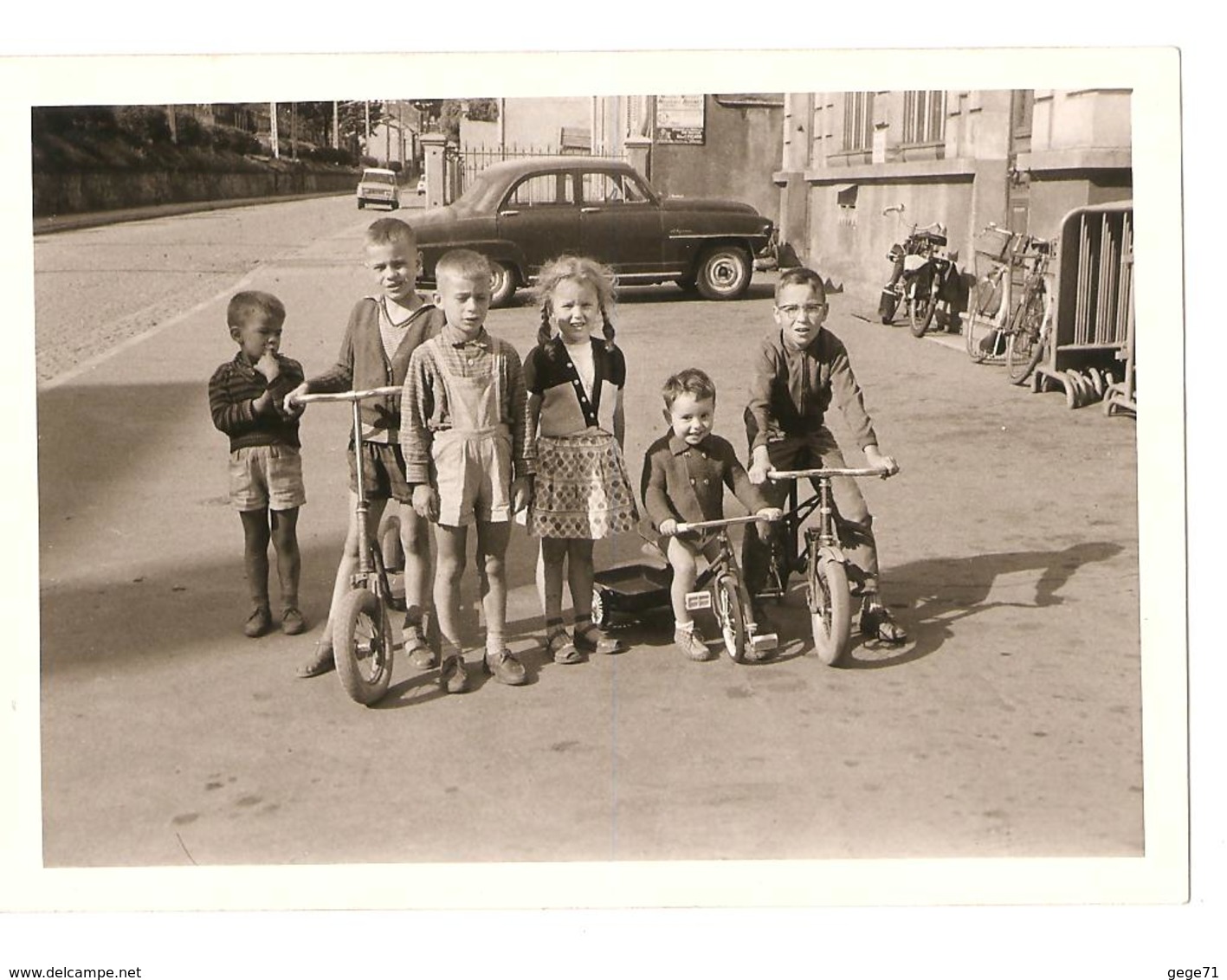 Snapshot - Velo - Groupe D'enfants - Trotinette - Vintage - Vieille Voiture - Anonymous Persons