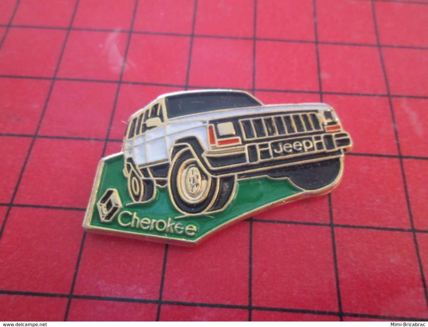 713b Pins Pin's  / Rare & Belle Qualité / THEME AUTOMOBILE : JEEP CHEROKEE RENAULT - Renault