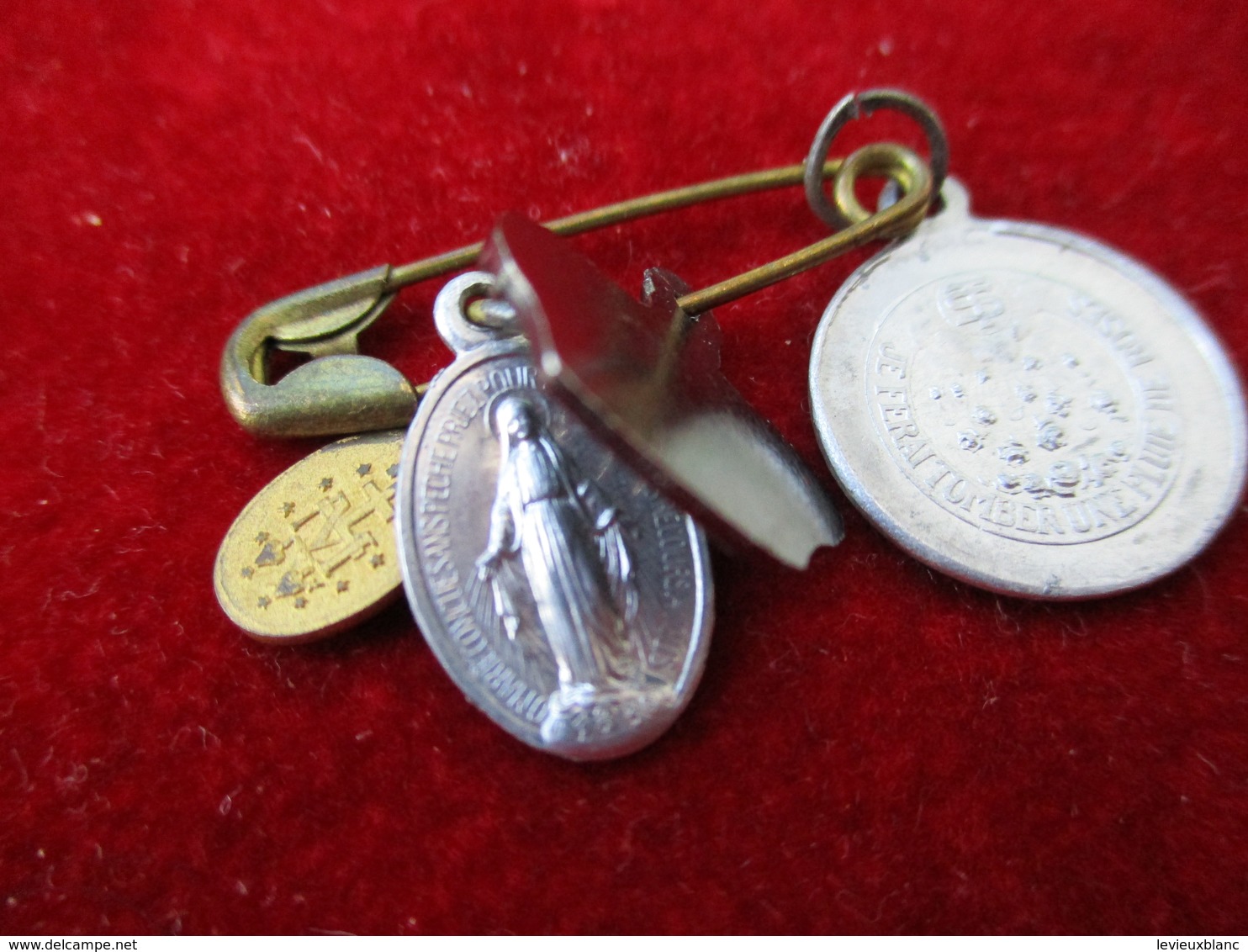 4 Petites Médailles Accrochées à Un épingle De Nourrice Dont Un Petite Couronne/ /Vers 1920-1950     CAN766 - Godsdienst & Esoterisme