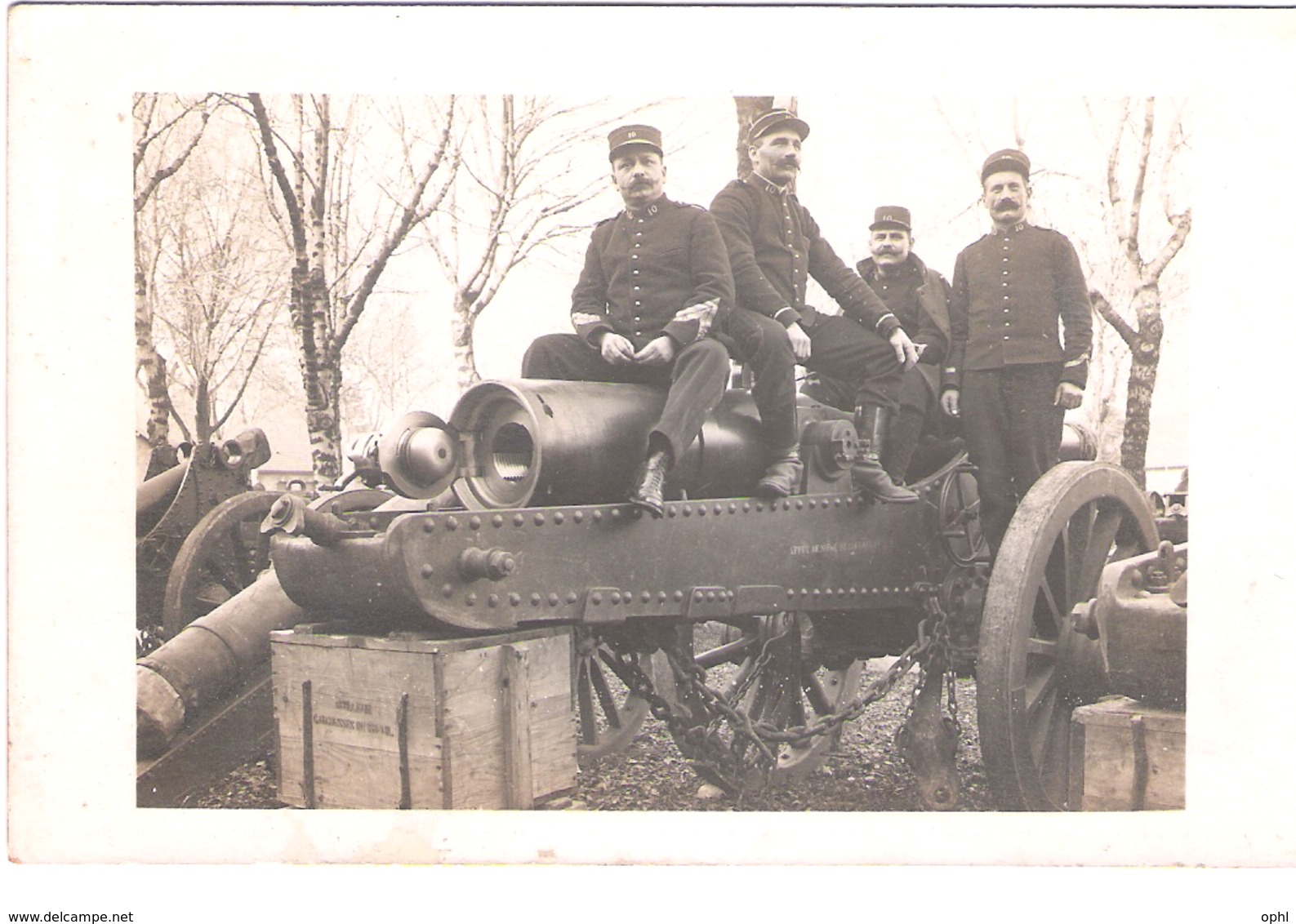 Carte Photo Groupe De Soldats Dans Arsenal (?) Juchés Sur Affût Et Caisse Gargousses - 1914-18