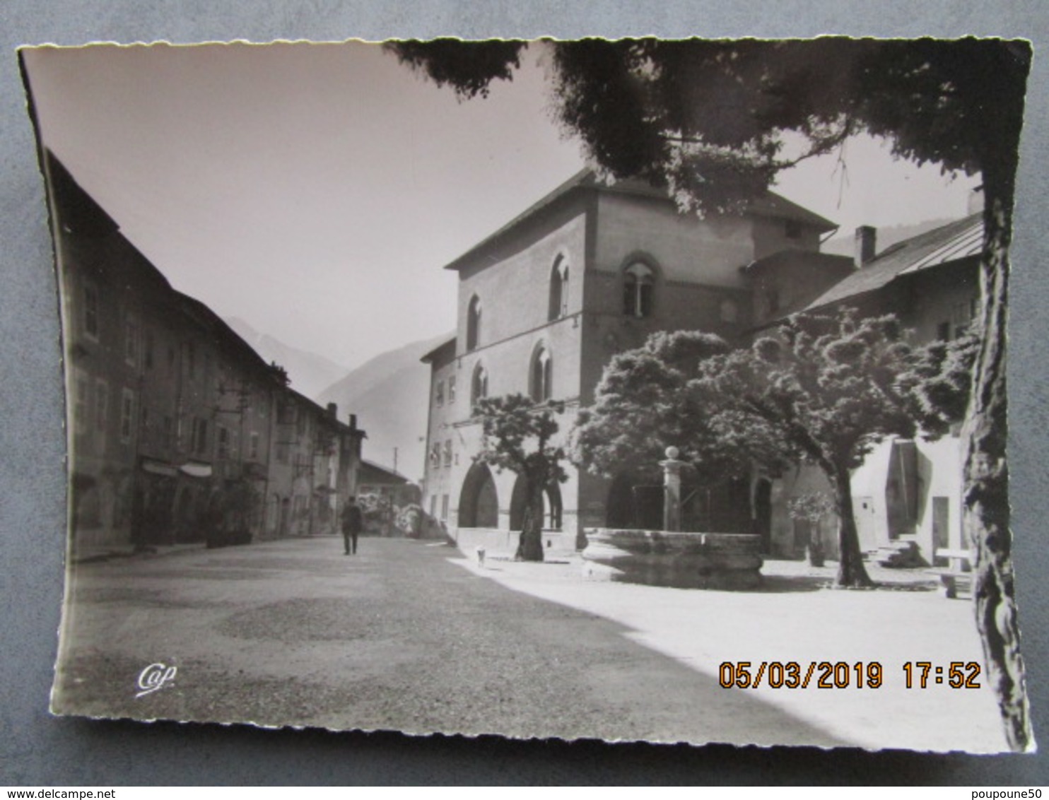 CP 73  Savoie ALBERTVILLE  CONFLANS - La Place De La Maison Rouge Et La Vieille Fontaine  Vers 1950 - Albertville