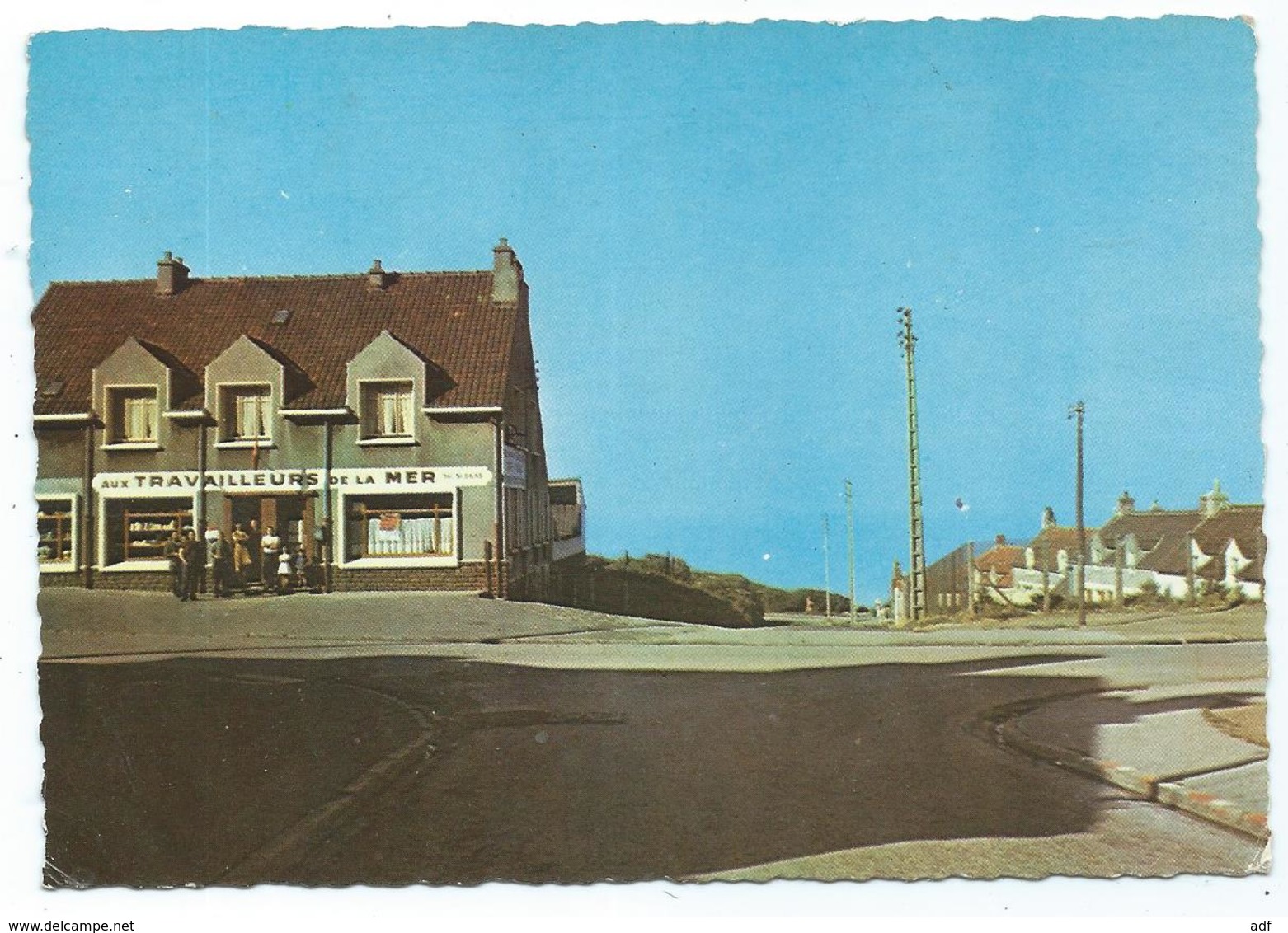 CPSM EQUIHEN PLAGE, MAGASIN " AUX TRAVAILLEURS DE LA MER ", DESCENTE A LA PLAGE PAR LA RUE DU BATTEZ, PAS DE CALAIS 62 - Autres & Non Classés