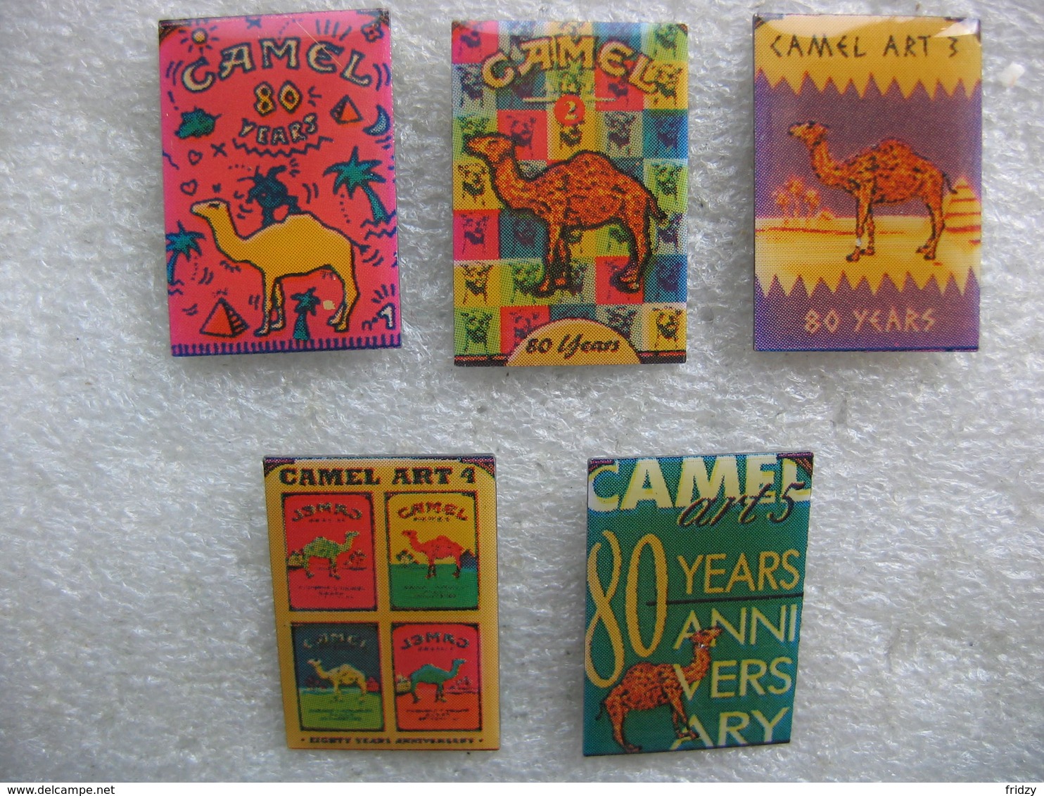 Lot De 5 Pin's Du 80eme Anniversaire Du Tabac CAMEL. Art 1, Art 2, Art 3, Art 4, Art 5. - Other & Unclassified
