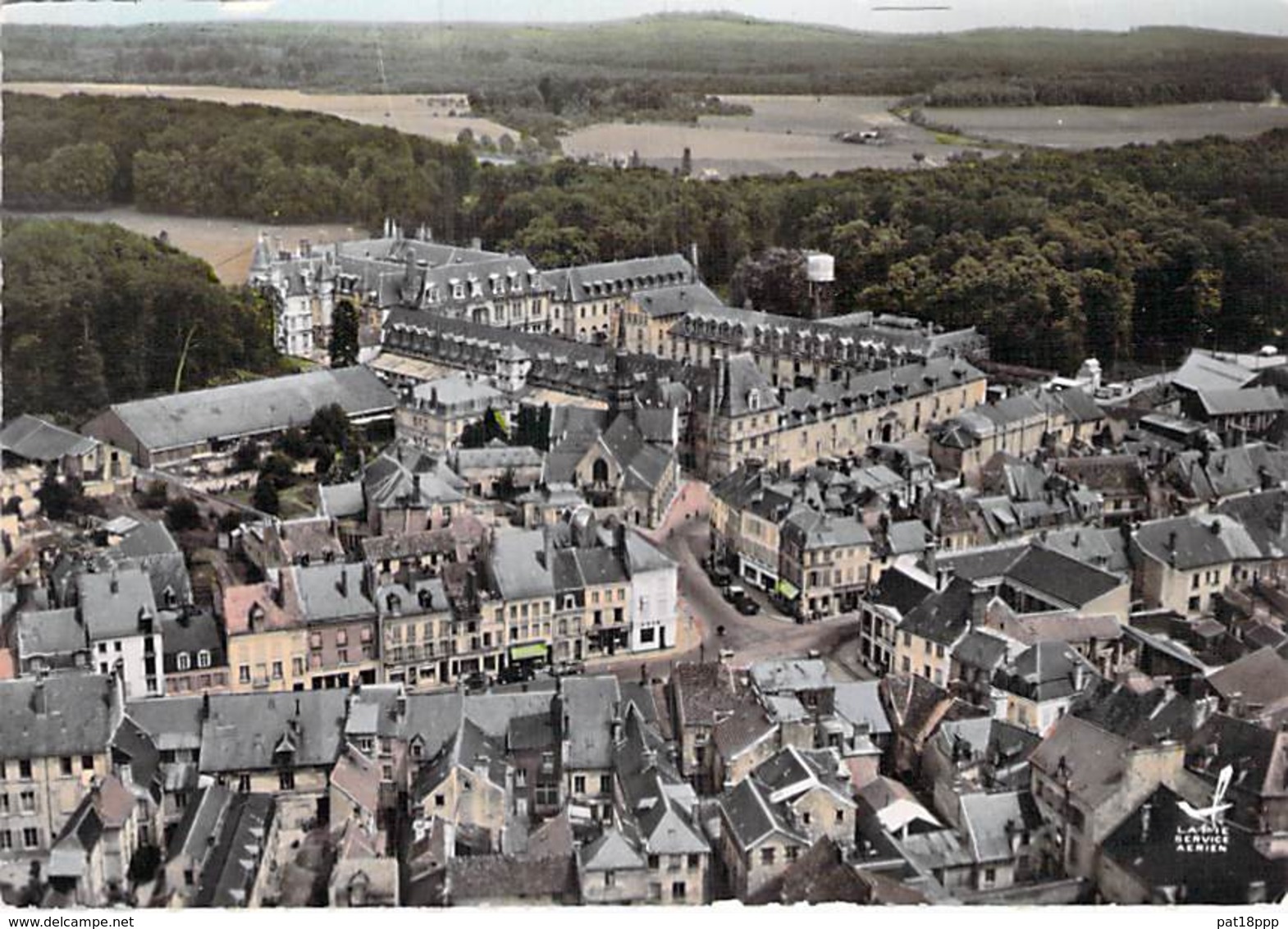 02 - VILLERS COTTERETS  : Place Du Docteur Mouflier - Eglise Et Chateau - CPSM Dentelée Grand Format - Aisne - Villers Cotterets