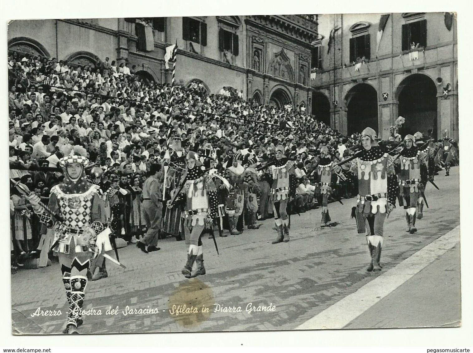 670 AREZZO GIOSTRA DEL SARACINO SFILATA IN PIAZZA GRANDE ANIMATA 1960 CIRCA - Arezzo