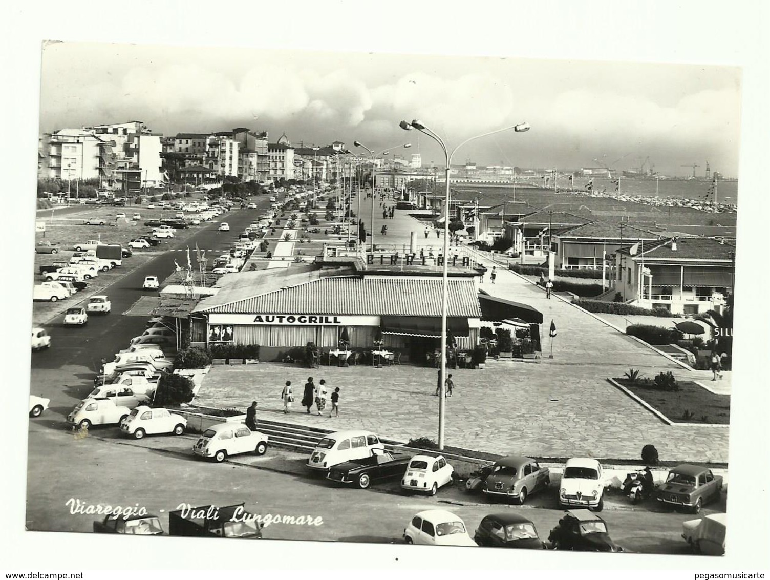 682 VIAREGGIO VIALI LUNGOMARE ANIMATA 1965 - Viareggio