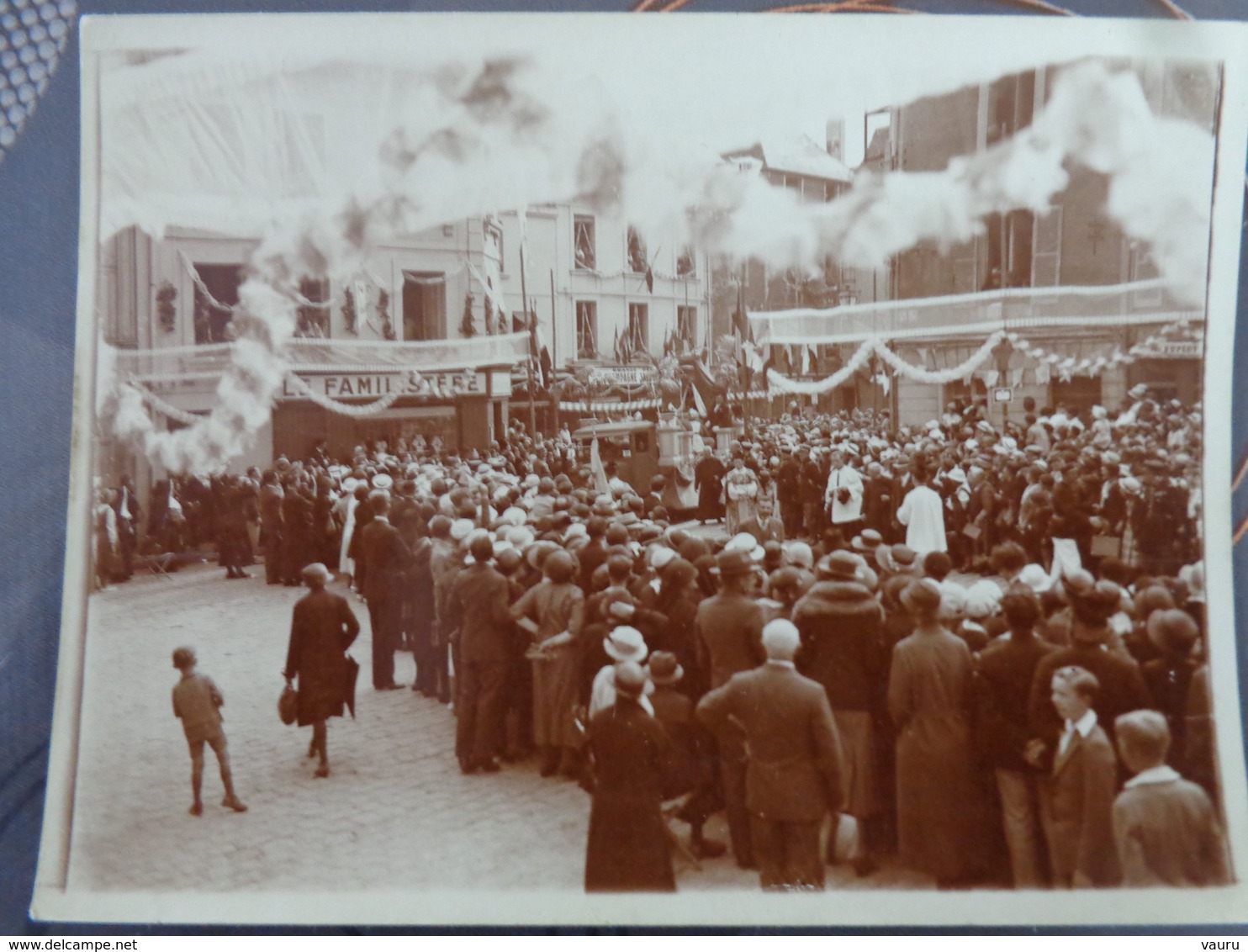 02 LAON PLACE DU MARCHE PHOTO DEFILE CEREMONIE RELIGIEUSE MAGASIN LE FAMILISTERE VERS 1910 9 X 12 CM - Lieux