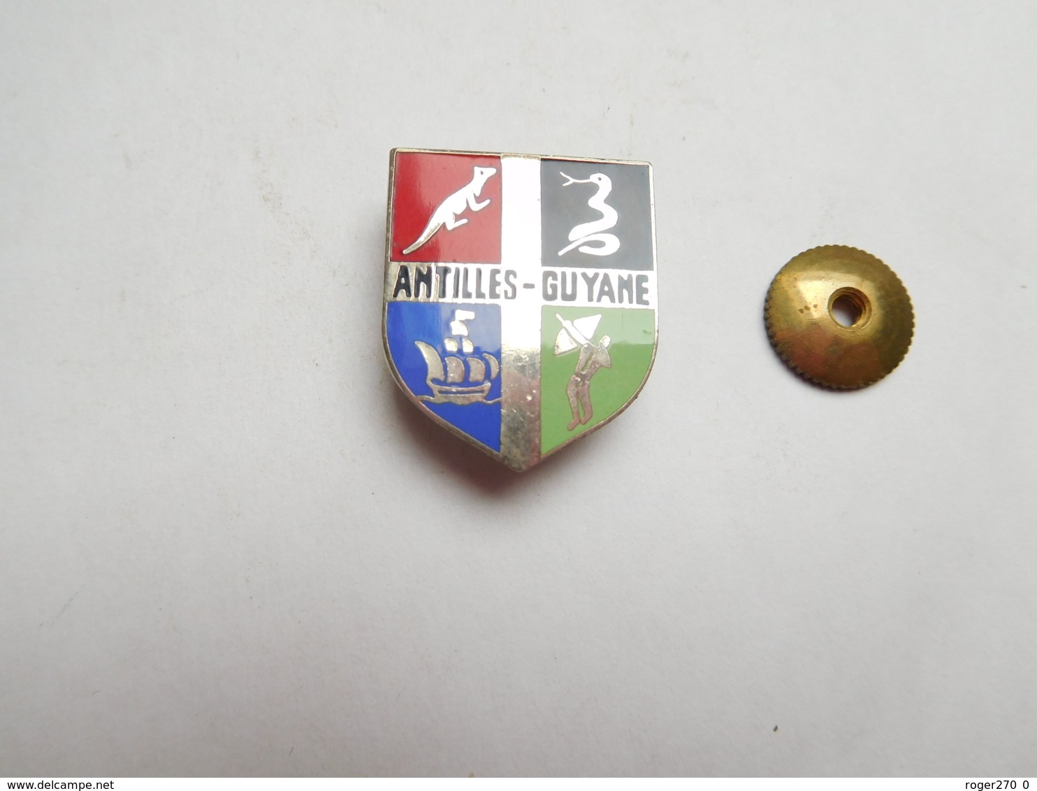 Insigne à Vis ( No Pin's ) Armée Militaire , Blason Antilles Guyane , Tir à L'arc , Signé A.B. ; Arthus Bertrand - Militaria