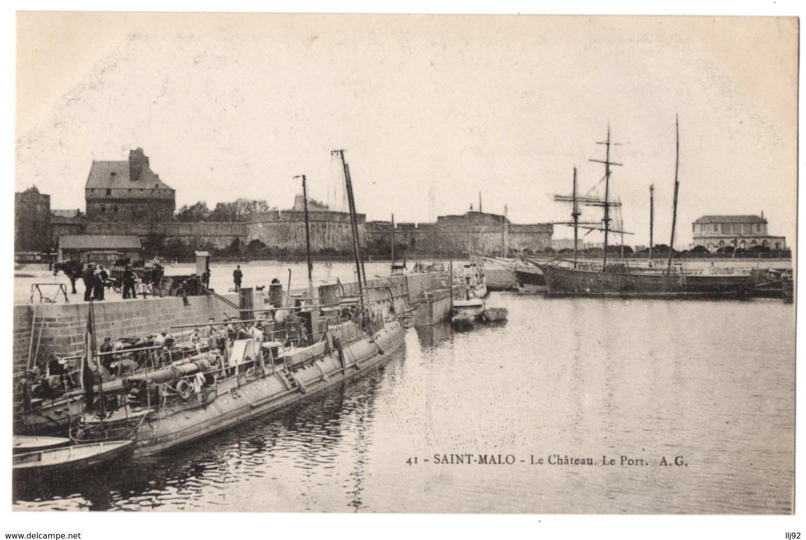 CPA 35 - SAINT MALO (I & Vilaine) - 41. Le Château, Le Port (torpilleur) - A.G. - Saint Malo