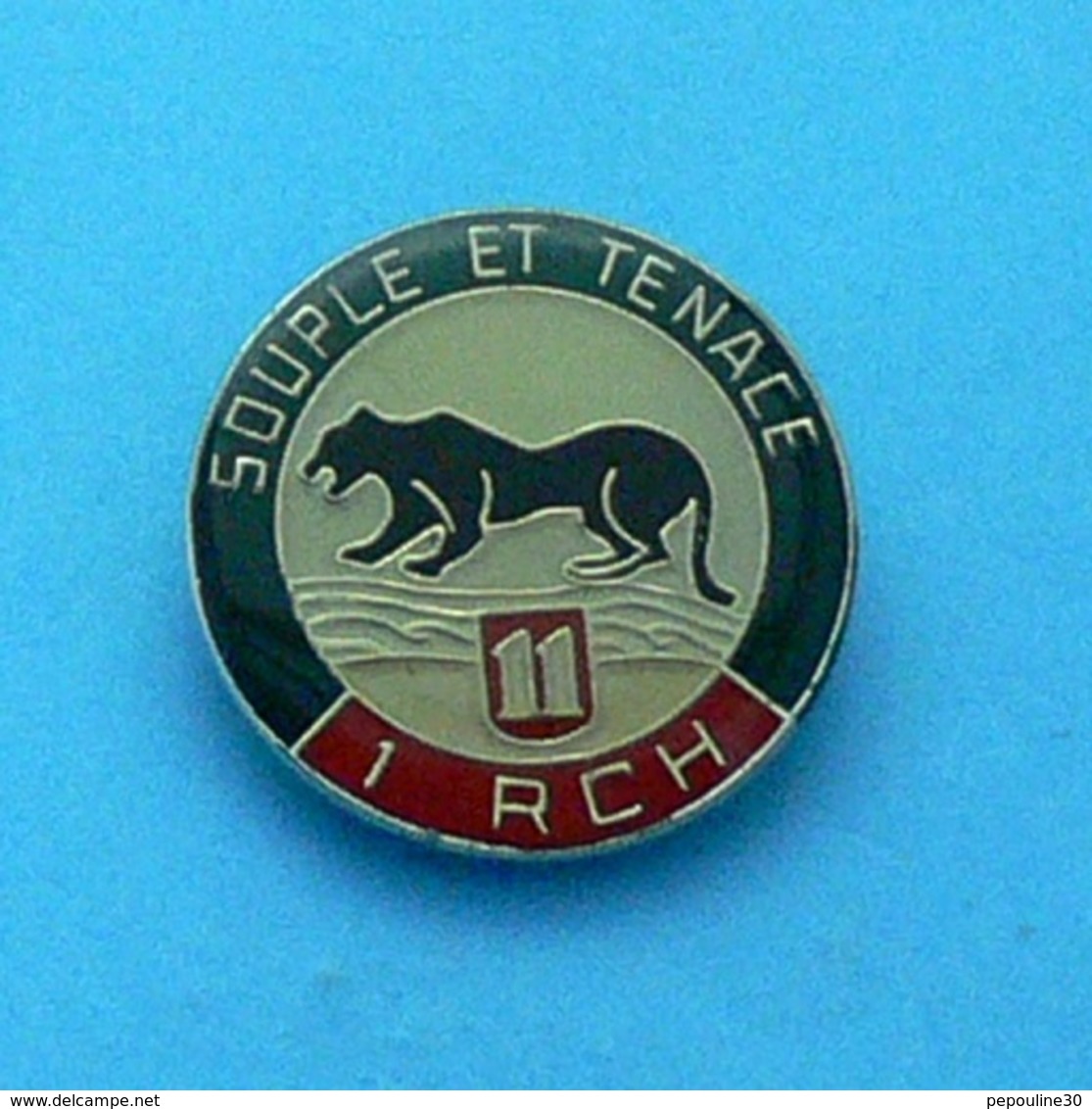 1 PIN'S //  ** 1 R C H / 4° Compagnie / SOUPLE ET TENACE ** . (Pin's Est) - Militaria