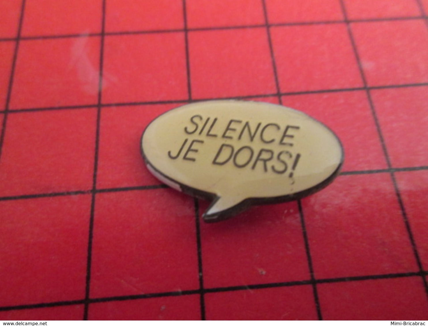 1215b Pin's Pins / Rare Et De Belle Qualité / THEME BD : BANDE DESSINEE BULLE PHYLACTERE SILENCE JE DORS ! - BD