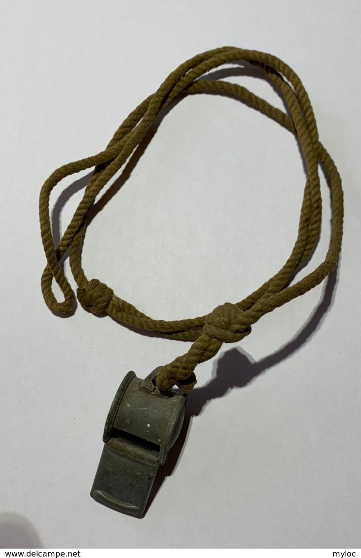 Militaira. Sifflet WWI?, WW2? Avec Sa Corde. Il Est En état De Fonctionnement. - Equipement