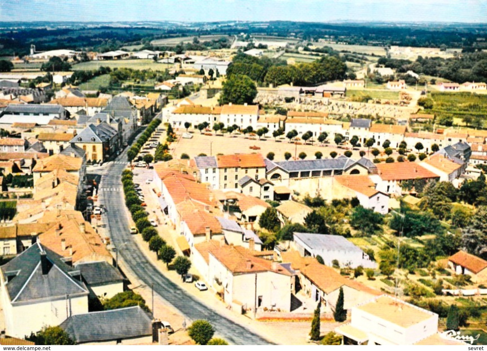 L'ABSIE - Vue  Aérienne.Le Centre Du Bourg . CPM Pas Courante - L'Absie