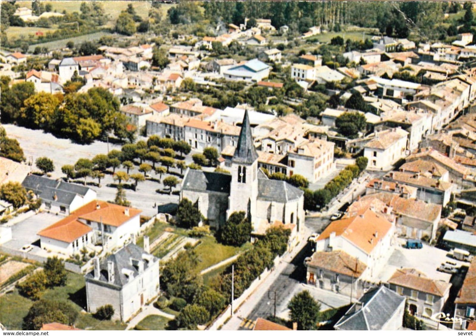 BRIOUX Sur BOUTONNE - Vue  Aérienne. Le Centre Du Bourg . CPM Pas Courante - Brioux Sur Boutonne