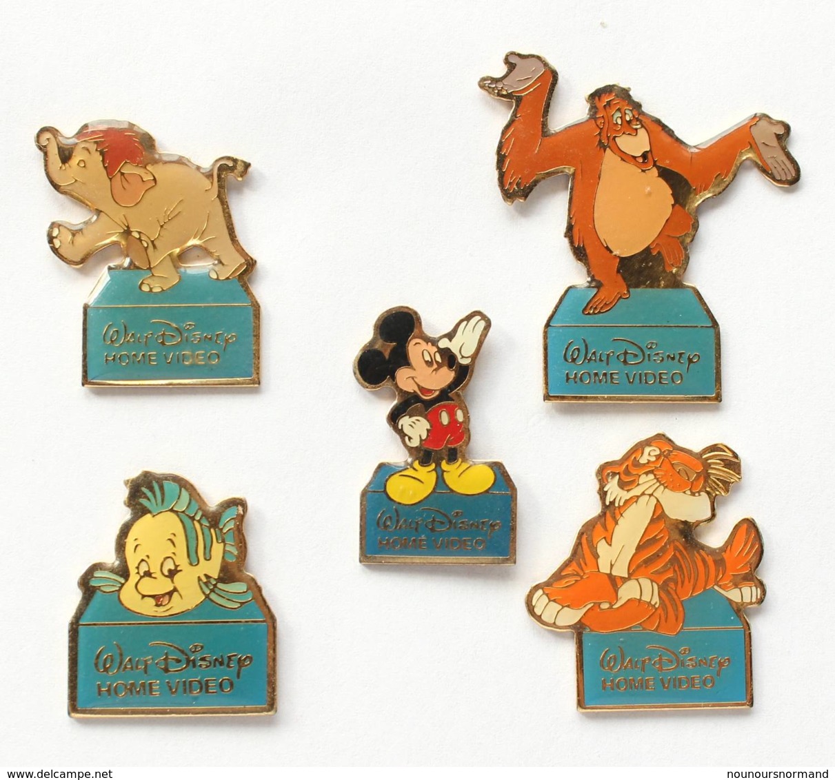 SUPERBE Lot De 5 Pin's WALT DISNEY HOME VIDEO -  Mickey, Polochon, Shere Khan, Junior Et Le Roi Louie - Disney - I239 - Lots