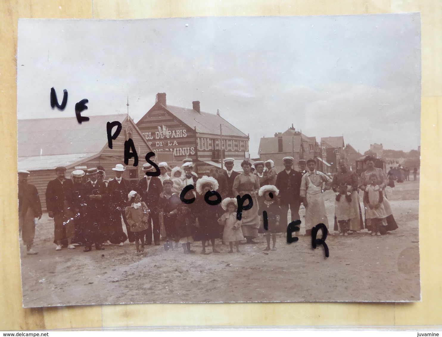 80 FORT MAHON CARTE PHOTO HOTEL DE PARIS A COTE DU TRAMWAY PERSONNAGES ET BOUCHER - Fort Mahon