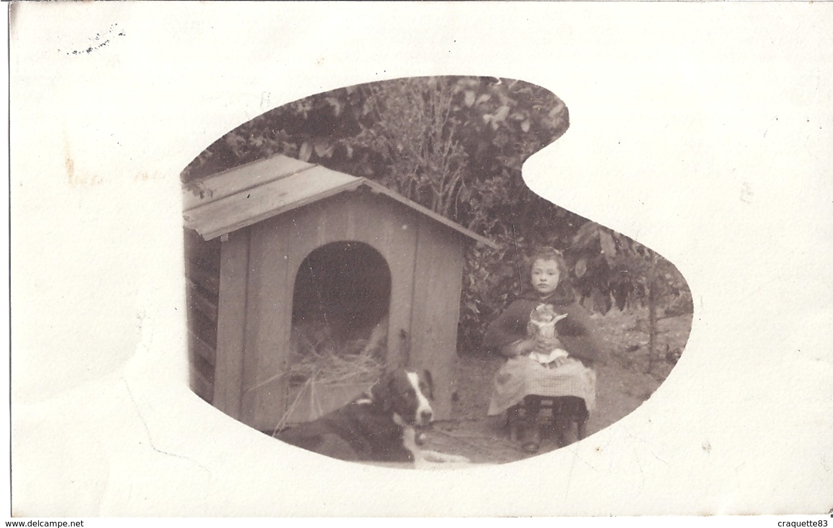 FILLETTE UNE POUPEE ASSISE SUR SES GENOUX-CHIEN ALLONGE A SES PIEDS   CARTE PHOTO 1906 - Personnes Anonymes