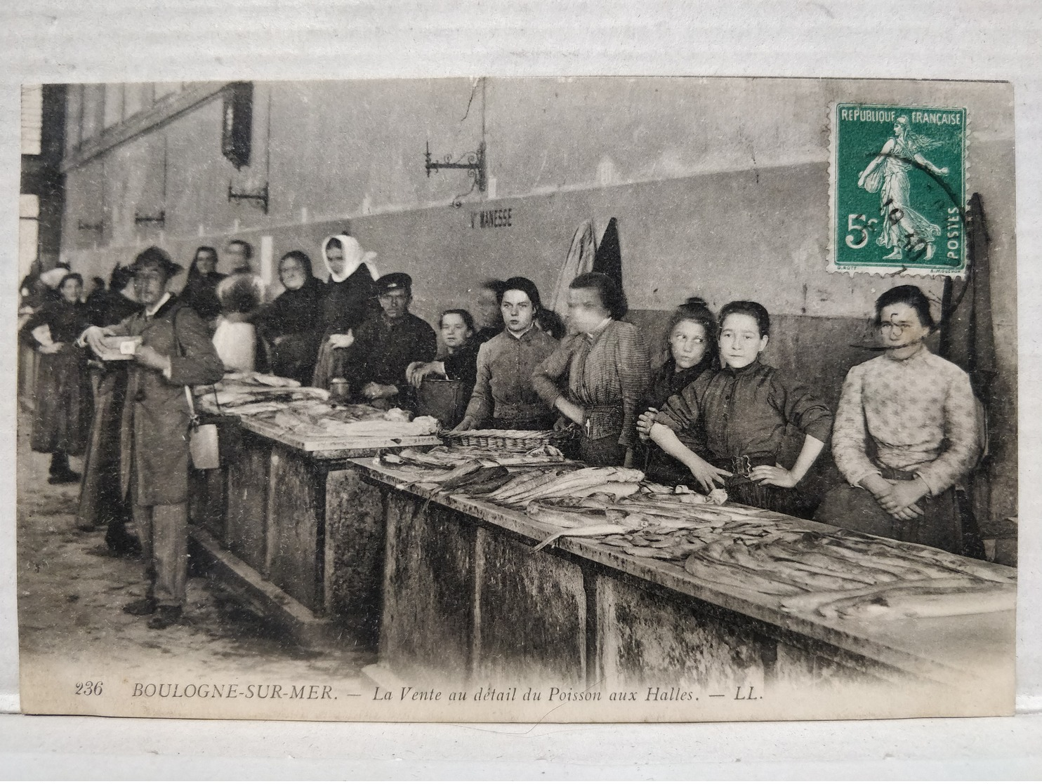 Boulogne-sur-Mer. Vente De Poisson Au Détail Aux Halles - Boulogne Sur Mer