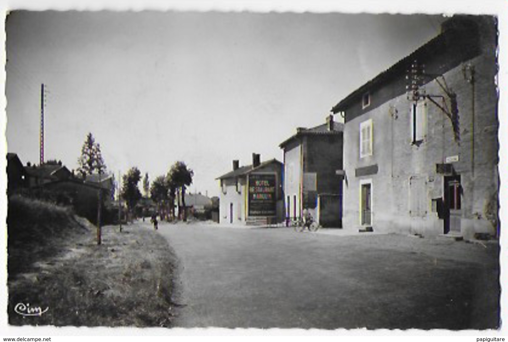 Cpsm Bon Etat , Mionnay ,  Avenue De Bourg , Timbre Courrier Au Verso , Carte Rare , Hôtel Restaurant Marguin - Sin Clasificación