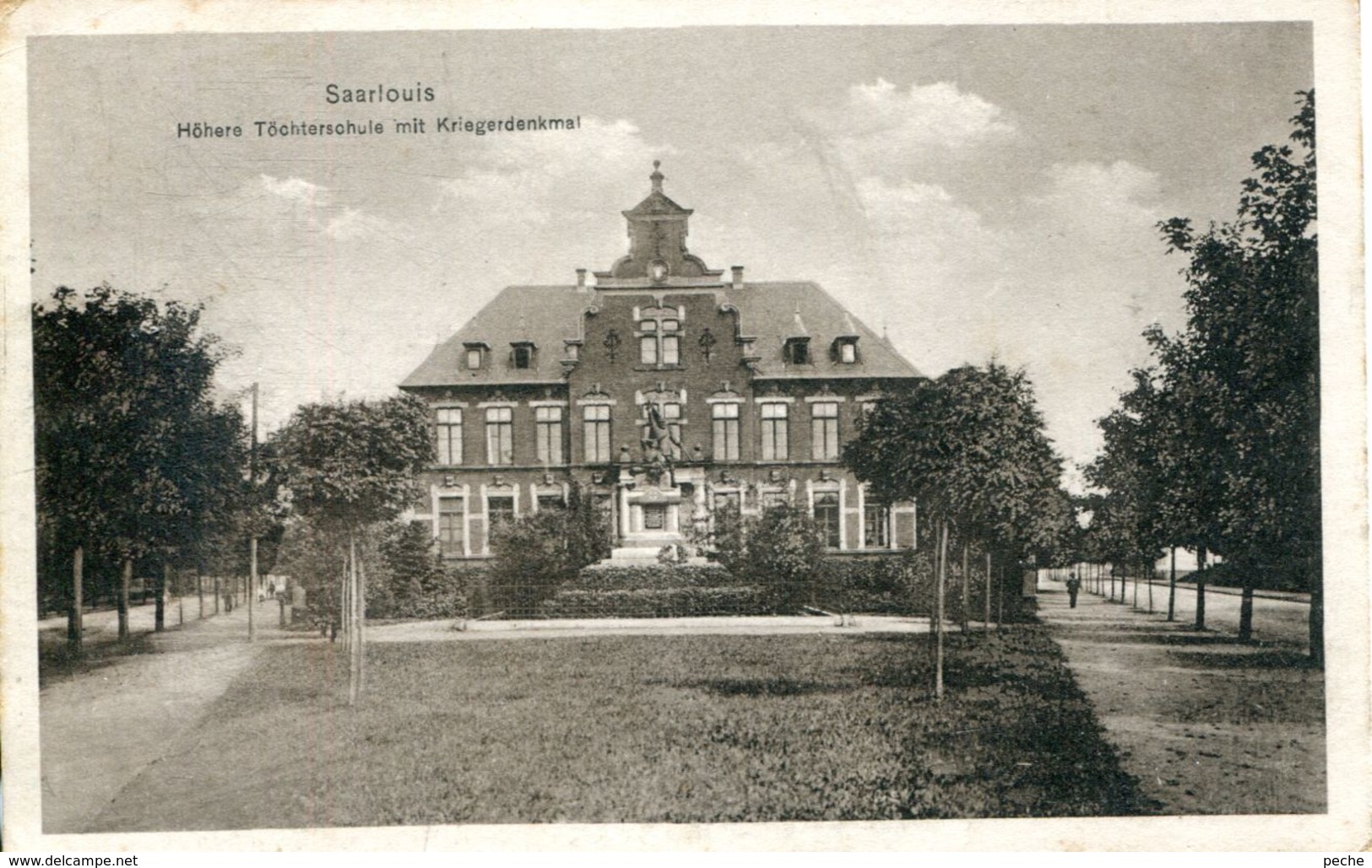 N°72632 -cpa Saarlouis -Höhere Tochterschule Mit Kriegerdenkmal- - Kreis Saarlouis