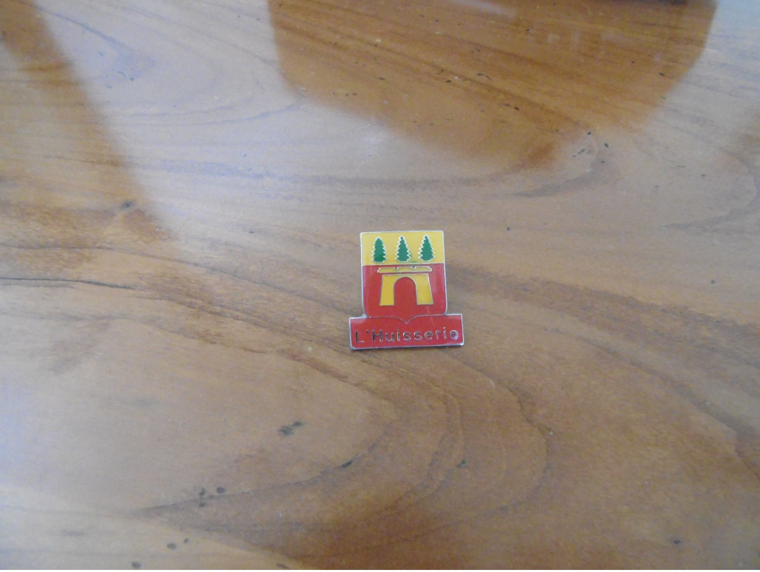 Pin's Blason L'huisserie 53 Mayenne - Ciudades