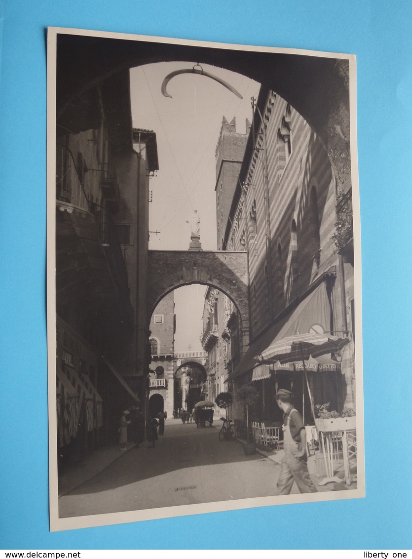 Verone VERONA De La Piazza Della Erbe ...... / Italy ( Format Photo 23,5 X 17,5 Cm. ) Anno 1952 ( Zie/Voir/See Photo ) ! - Lieux