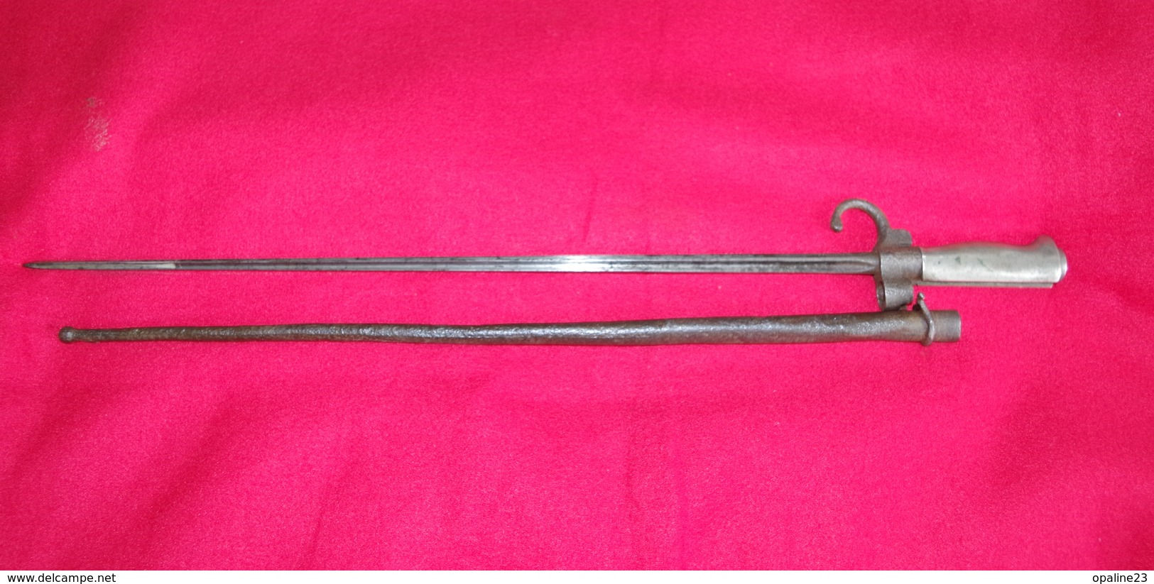 MILITARIA FRANCAIS BAIONNETTE LEBEL OU ROSALIE AVEC SON FOURREAU WW1 A VOIR - Knives/Swords