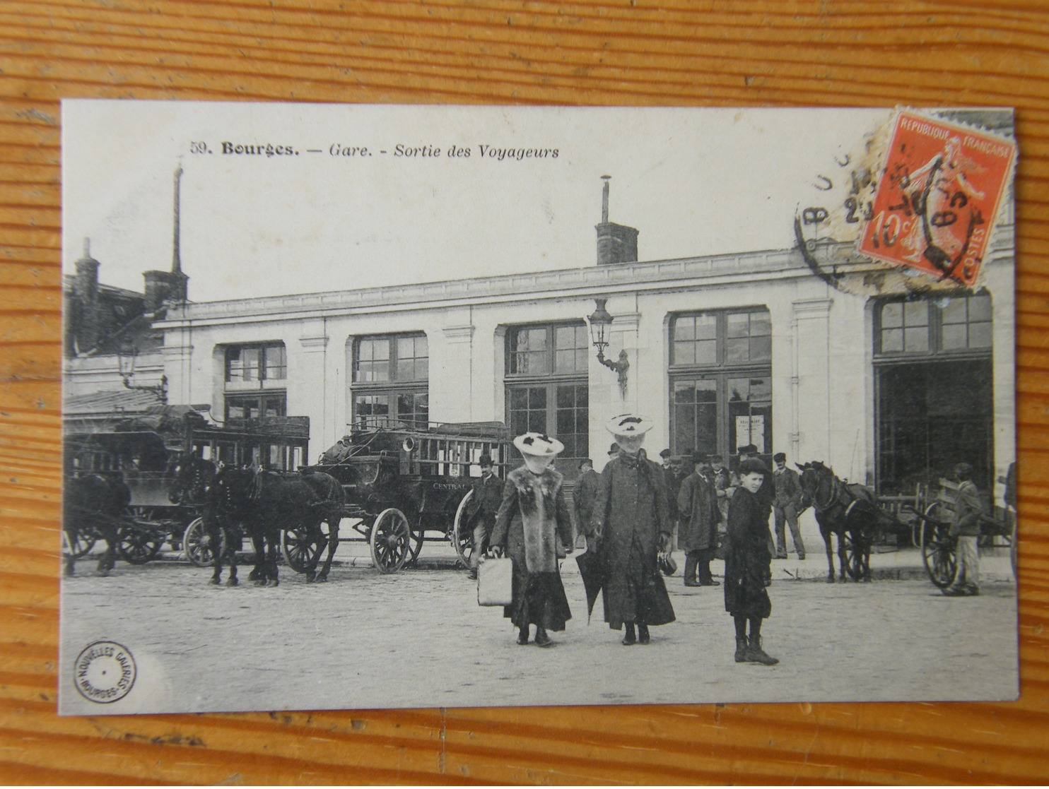 CPA Bourges La Gare Sortie Des Voyageurs 1910 - Bourges