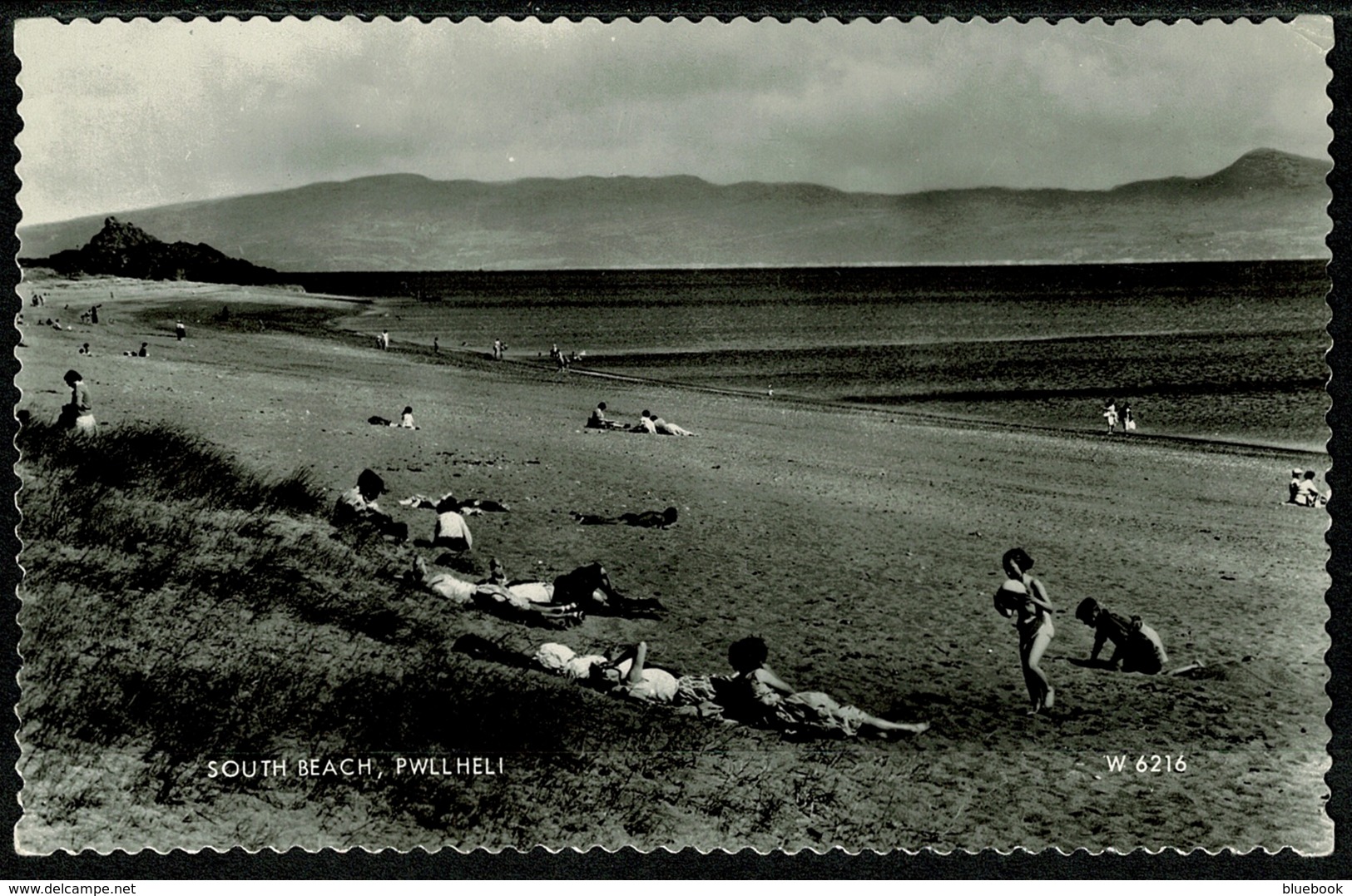 Ref 1287 - Real Photo Postcard - South Beach Pwllheli - Caernarvonshire Wales - Caernarvonshire