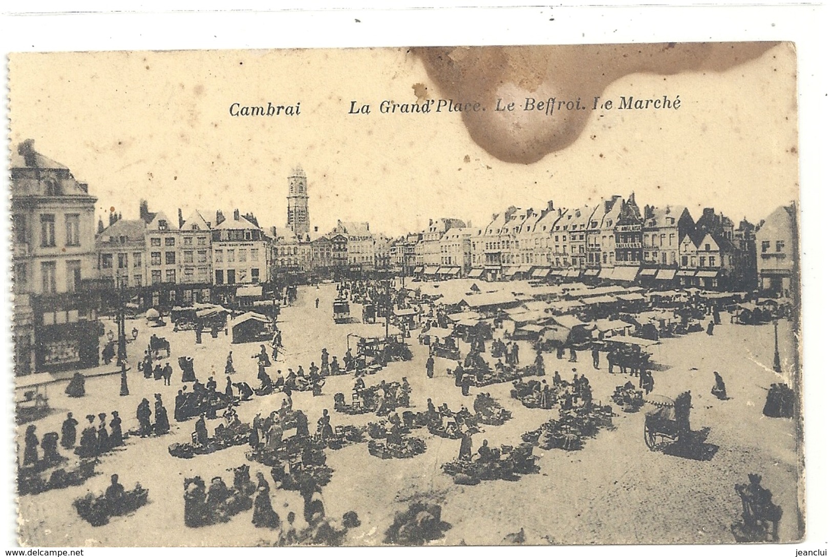 CAMBRAI . LA GRAND'PLACE - LE BEFFROI . LE MARCHE . CARTE TACHEE NON ECRITE - Cambrai