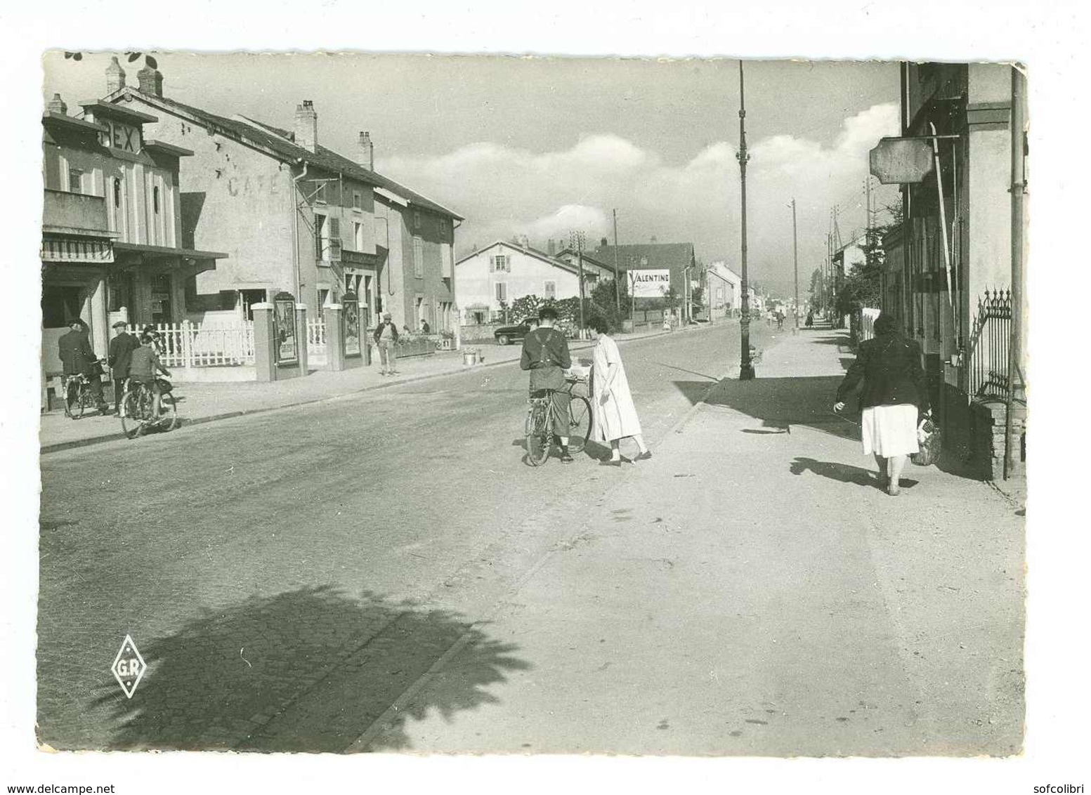 88 -- THAON LES VOSGES -- RUE DE LORRAINE ET CINEMA "REX"...(cyclistes...) - Thaon Les Vosges