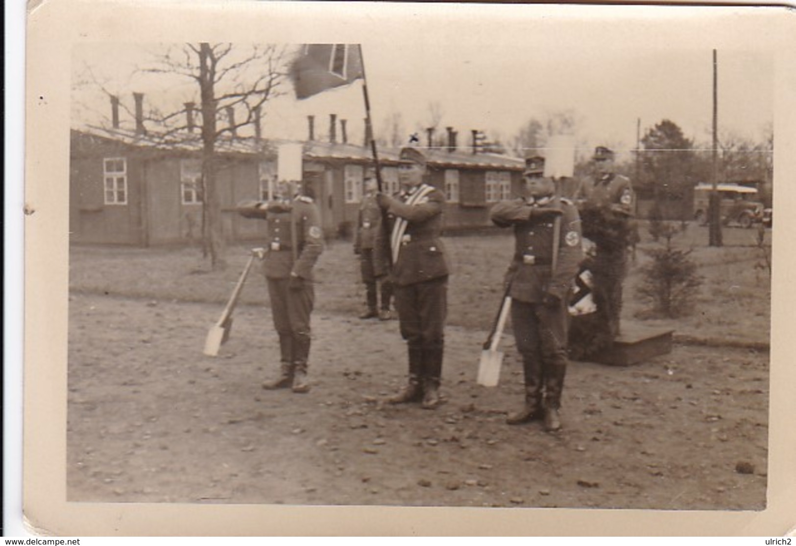 Foto Deutsche Soldaten Bei Parade - RAD - Spaten - 2. WK - 9*6cm (40988) - Krieg, Militär