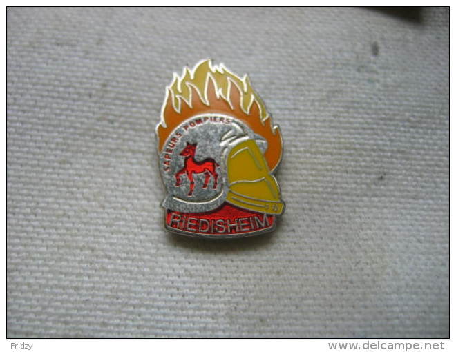 Pin's Des Sapeurs Pompiers De RIEDISHEIM (Dept 68) - Brandweerman